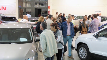 Público en el Salón del Automóvil 2017