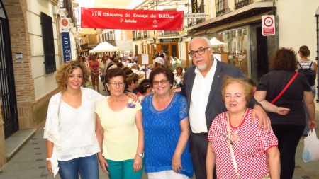 El alcalde, Julián Nieva, junto a la presidenta de las asociación, María Dolores Arias (dcha.)