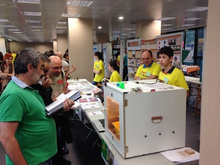 El jurado comprobando el proyecto de incubadora