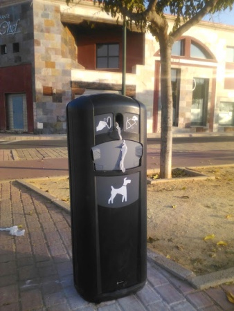 Instalación de papeleras caninas en varios puntos de Manzanares