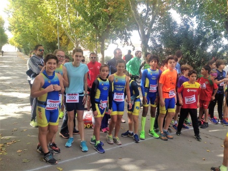 Componentes de la Escuela Municipal de Triatlón en la prueba de Villarta