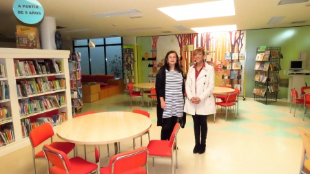 Esther Ruiz de Castañeda y Silvia Cebrián en la sala de lectura infantil