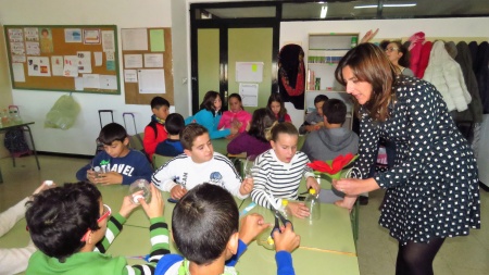 La concejala de Medio Ambiente visitó el taller en 5º del CEIP Tierno Galván