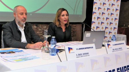 Ángel Serrano y Noelia Jiménez durante su ponencia