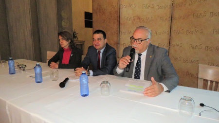 Intervención de Julián Nieva en la inauguración de la jornada junto al consejero de Agricultura y la representante de WWF