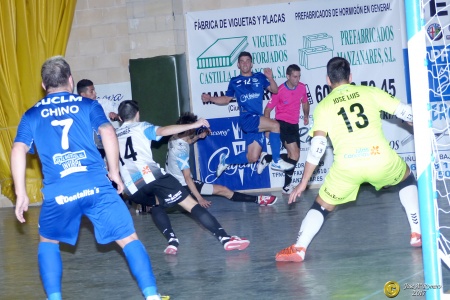 Jugada de ataque del Manzanares ante el Tenerife. Fotos: Romero