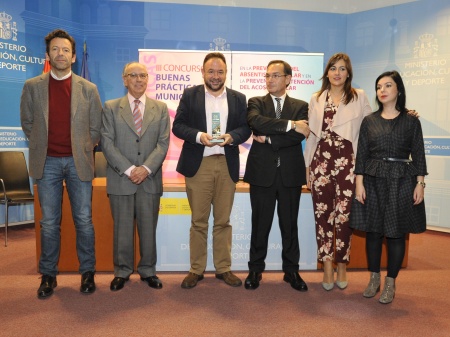 Los representantes manzanareños tras recibir el premio