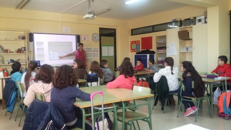Sesión sobre riesgos de las TIC en uno de los colegios de Primaria de Manzanares