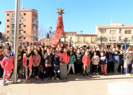 Alumnos del colegio Divina Pastora y La Candelaria junto a los responsables municipales ante el árbol de Navidad 