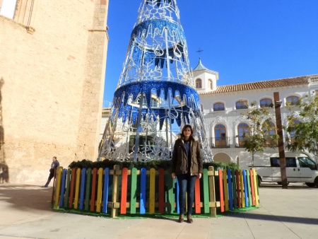 Díaz-Benito junto al árbol de luces de la Plaza de la Constitución que este año es más alto