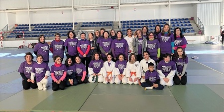 Las asistentes a la jornada posando en una foto de familia