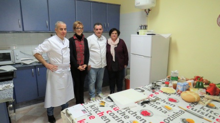 La concejala de Consumo y la presidenta de la Asociación de Amas de Casa acompañaron a los cocineros