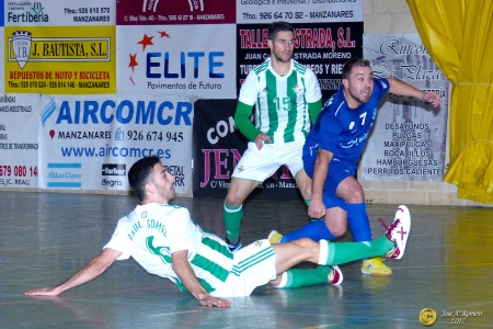 Chino hizo un hat-trick en su partido número 100 en LNFS. Foto: J.A. Romero