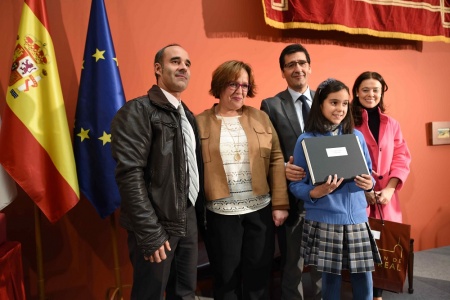 Lucía Herrero del Moral recibiendo su premio