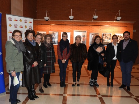 Miembros de Manos Unidas y el Ayuntamiento asisten a la inauguración de la exposición