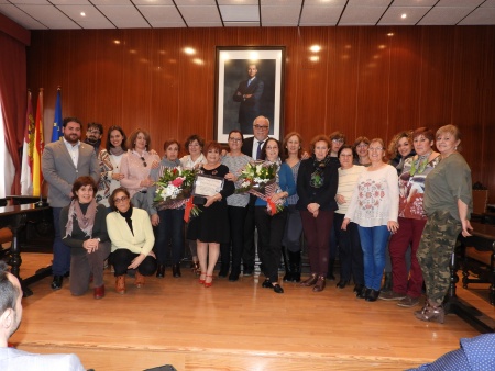 Las homenajeadas junto a compañeras y representantes del Ayuntamiento