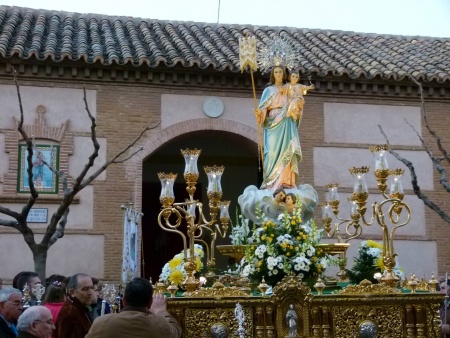 Imagen de la Virgen de la Paz saliendo de su ermita