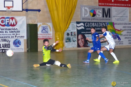 Chino supera al portero rival (foto de archivo)