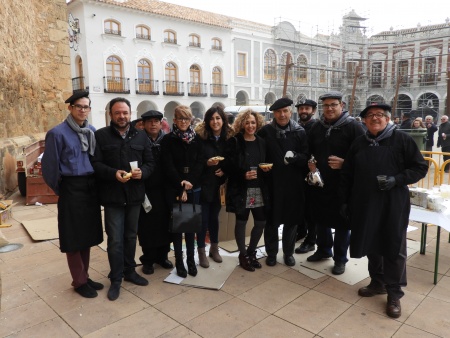 Miembros del Equipo de Gobierno junto a los cocineros de la sardinada