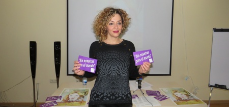 Beatriz Labián muestra pegatinas con el lema de las movilizaciones del 8 de marzo