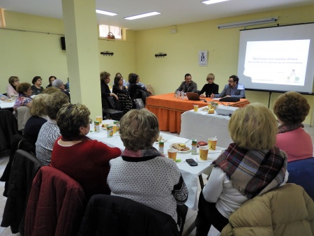 Silvia Cebrián asiste a la charla en la sede de la Asociación de Amas de Casa, Consumidores y Usuarios