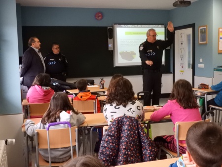 La Policía Local imparte charlas de educación vial en los colegios locales