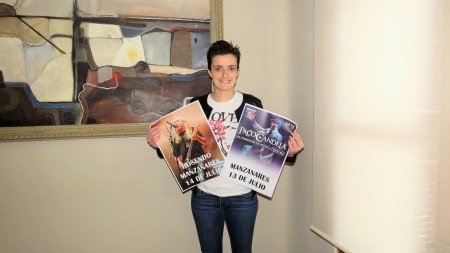 Esther Nieto posa con los carteles de los conciertos