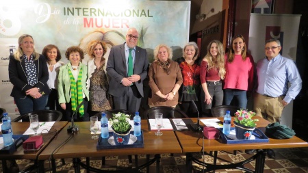 Autoridades y personal del Centro de la Mujer con las ponentes en la mesa