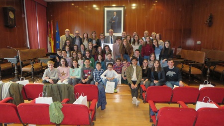 Foto conjunta con los componentes de la banda juvenil y directiva de la AMC Julián Sánchez-Maroto