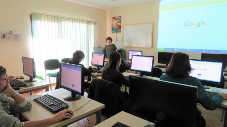 Curso en el aula de informática del Centro de la Mujer