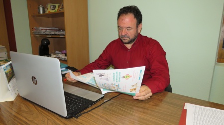 Juan López de Pablo con el díptico de la campaña