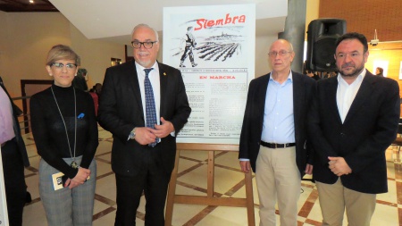 El alcalde y miembros del equipo de Gobierno junto al director de Siembra y su primera portada
