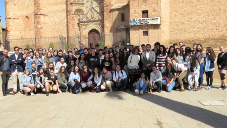 Foto conjunta de autoridades y alumnado danés y español