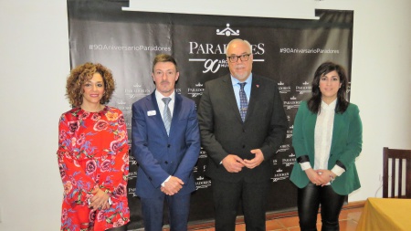 Pedro Carreño junto al alcalde y representantes del equipo de Gobierno