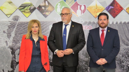 Presentación de Fersama 2018 a cargo del alcalde junto al concejal y a la secretaria de Ferias Comerciales