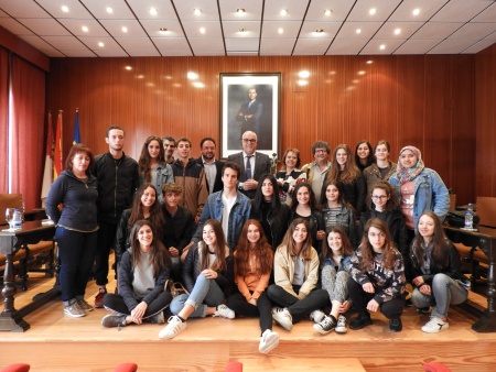 Alumnado de intercambio junto a autoridades municipales y representantes de los centros educativos