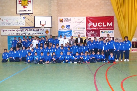 Imagen de archivo - el alcalde junto a las escuelas de fútbol sala