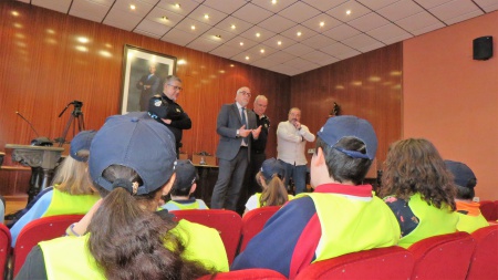 Julián Nieva se dirige a los policías por un día en el salón de plenos
