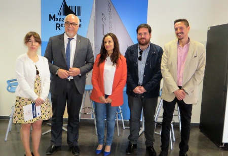 Zúñiga con representantes de Inciso junto al alcalde y concejal de Persona