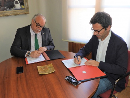 Nieva y Benítez durante la firma del convenio