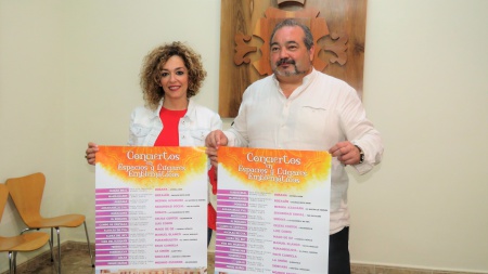 Labián y Ramírez con los carteles del ciclo de conciertos de la Diputación