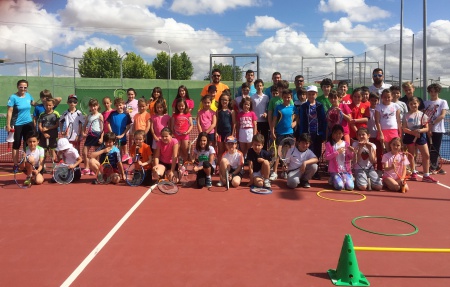 Participantes en la clausura de la Escuela Municipal de Tenis