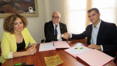 Firma del convenio entre el Ayuntamiento y el IES Azuer