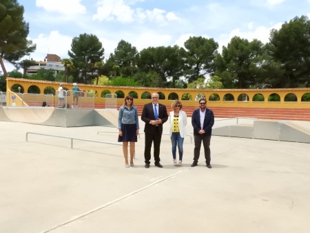 Representantes del Equipo de Gobierno visitan las instalaciones del skatepark