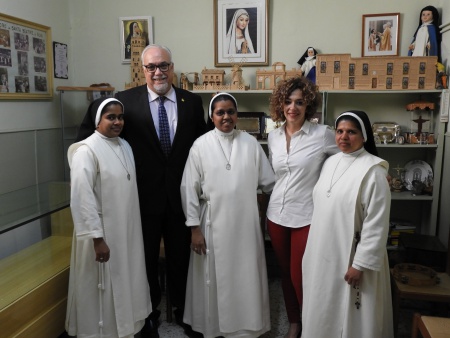 Julián Nieva y Beatriz Labián se despiden de las monjas de clausura de Manzanares