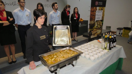 Mayte Jiménez con uno de los platos de esta actividad