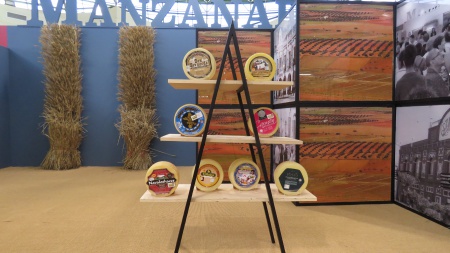 Los quesos premiados se exponen en el stand de Manzanares de Fercam 2018