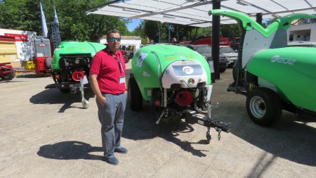 Gabriel Nieto-Sandoval (Agroni) junto a la máquina premiada