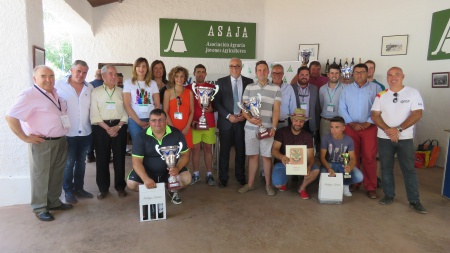 Ganadores del concurso de habilidad con tractor y autoridades