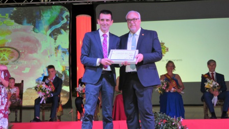 Del Río recibió una placa de agradecimiento de manos del alcalde